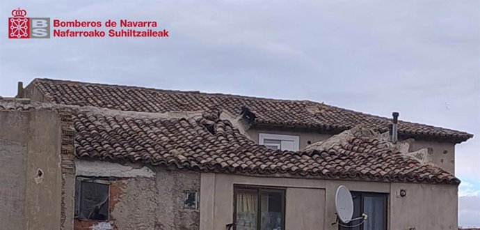 Doce personas desalojadas al derrumbarse el tejado de un edificio en Castejón.