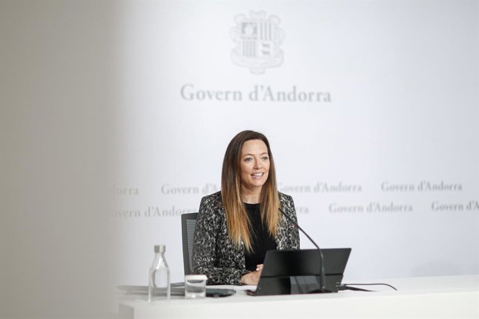 La ministra Mes presentant l'enquesta