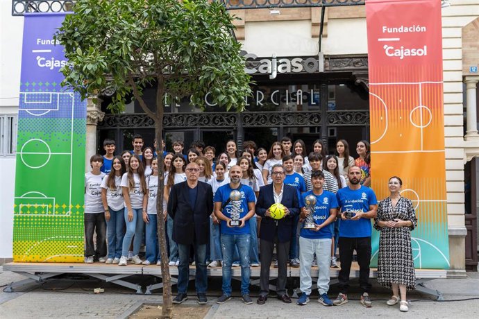 Encuentro celebrado en la sala El Comercial de la Fundación Cajasol en Huelva.