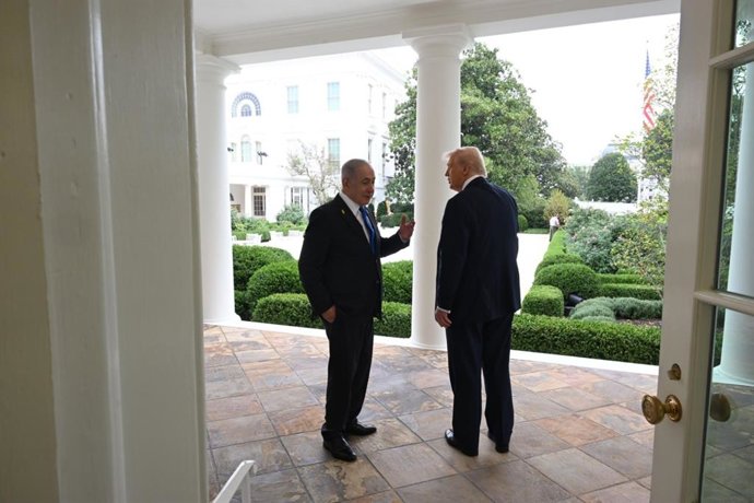 O presidente dos EUA, Donald Trump, dá as boas-vindas ao primeiro-ministro israelense, Benjamin Netanyahu