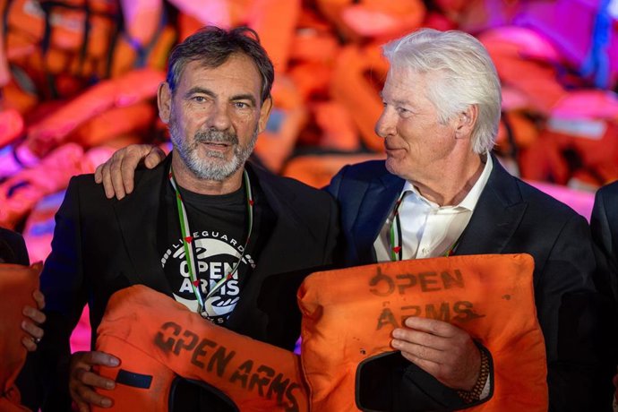 El fundador de Open Arms, Òscar Camps (i), y el actor Richard Gere (d) durante el 10º aniversario de Open Arms