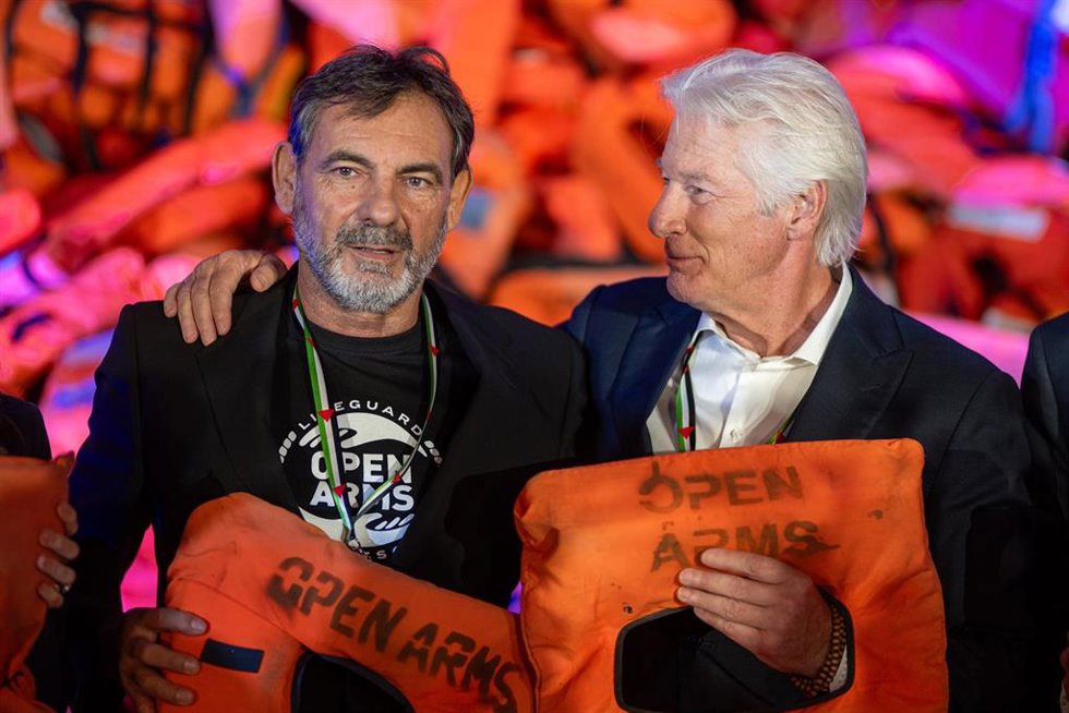El fundador de Open Arms, scar Camps (i), y el actor Richard Gere (d) durante el 10 aniversario de Open Arms