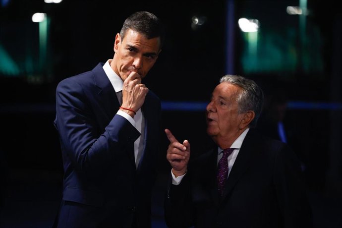 El presidente del Gobierno, Pedro Sánchez (i), y el conde de Godó y presidente-editor de La Vanguardia, Javier Godó (d), durante la entrega de la 3ª edición de los Premios Vanguardia, en el Palau de Congressos de Catalunya, a 29 de septiembre de 2025, en 