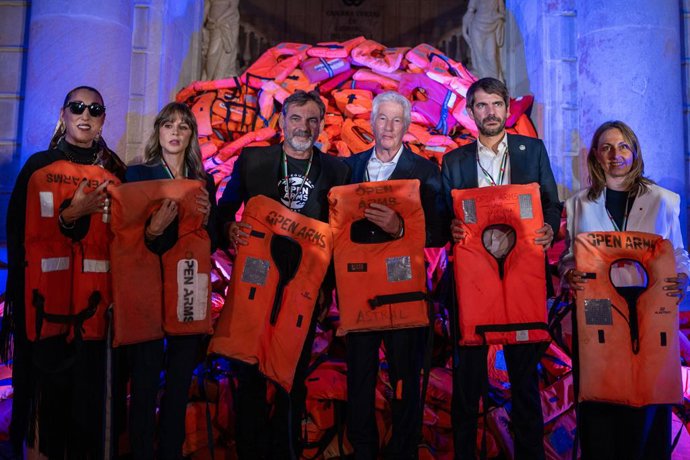 (I-D) La actriz Rossy de Palma; la publicista y empresaria Alejandra Gere; el fundador de Open Arms, Òscar Camps; el actor Richard Gere, y el ministro de Cultura, Ernest Urtasun, durante el 10º aniversario de Open Arms, en la Llotja de Mar, a 29 de septie