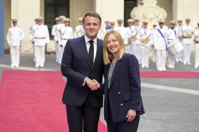 Archivo - 3 de junho de 2025, Roma, Lazio, Itália: Emmanuel Macron e Giorgia Meloni na recepção do Presidente da República Francesa com honras militares no Palazzo Chigi. Roma, 03 de junho de 2025
