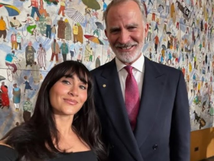 AITANA POSA JUNTO AL REY FELIPE VI EN LA ENTREGA DE LOS PREMIOS VANGUARDIA