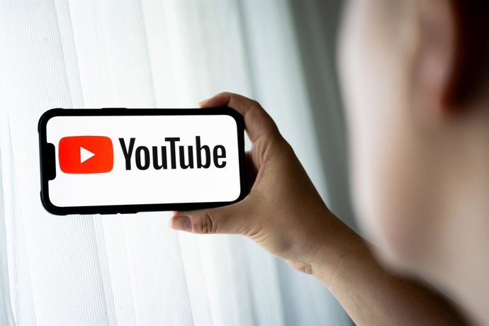 4 de setembro de 2025, Polônia: Nesta ilustração fotográfica, um logotipo do YouTube é exibido em um smartphone.