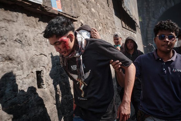 Un joven manifestante es herido en la cara por gases lacrimógeneos disparado por las fuerzas de seguridad en Antananarivo, Madagascar