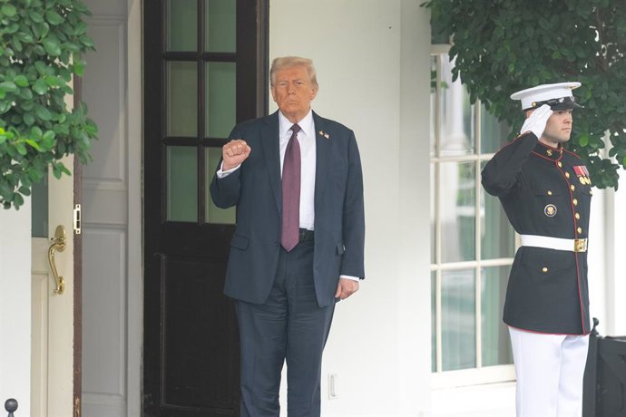 WASHINGTON, 30 de setembro de 2025 -- O presidente dos EUA, Donald Trump, é visto na Casa Branca em Washington, D.C., Estados Unidos, em 29 de setembro de 2025. Trump disse na segunda-feira que iria impor uma tarifa de 100% sobre todos os filmes produzido