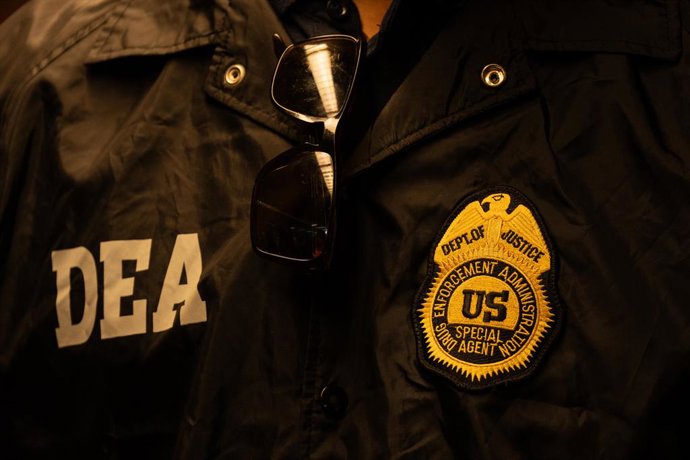 Archivo - 25 de agosto de 2025, Bronx, Nova York, EUA: Insígnia de agente da DEA vista na jaqueta de um agente durante o anúncio da procuradora-geral dos EUA, Pamela Bondi, no escritório da procuradoria dos EUA em Nova York, NY, em 25 de agosto de 2025, d