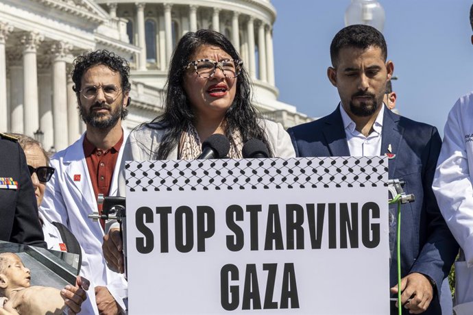 Archivo - Arquivo - 24 de julho de 2025, Washington, Distrito de Columbia, EUA: A deputada Rashida Tlaib (D-MI) fala em uma coletiva de imprensa com defensores dos direitos palestinos e profissionais médicos do lado de fora do Capitólio dos EUA, em 24 de 