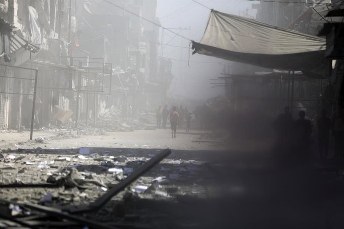 Archivo - Imagen de una calle de la ciudad de Gaza tras el bombardeo israelí del Banco de Palestina