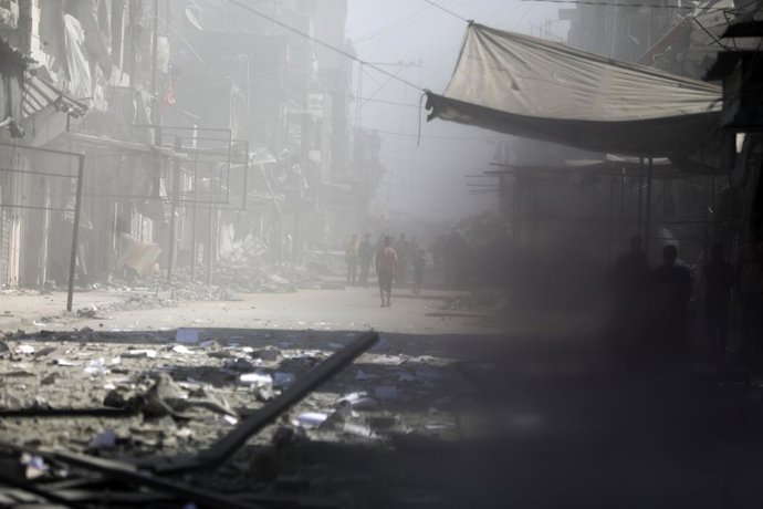 24 de setembro de 2025, Cidade de Gaza, Faixa de Gaza, Território Palestino: Palestinos inspecionam a destruição depois que um ataque aéreo israelense atingiu o Banco da Palestina na Faixa de Gaza em 24 de setembro de 2025. O prédio do Banco da Palestina 