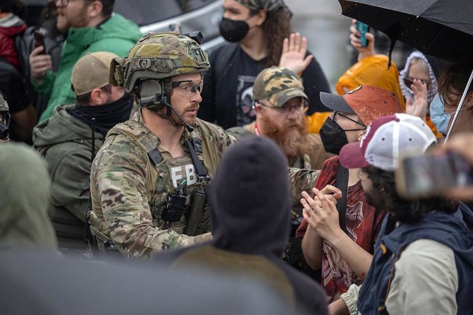 Archivo - Varios manifestantes y activistas defensores de los derechos de los inmigrantes protestan frente al restaurante mexicano Las Cuatro Milpas en Minneapolis contra una operación policial
