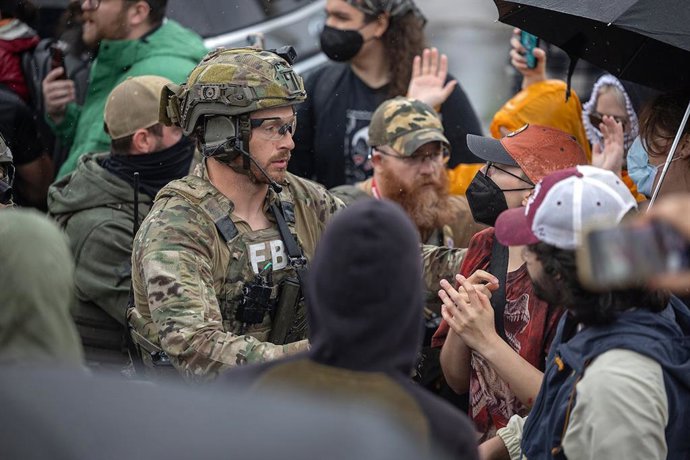 Archivo - 2 de junho de 2025, Minneapolis, Minnesota, EUA: Pessoas protestam contra uma operação policial do lado de fora do restaurante Las Cuatro Milpas, em Minneapolis, em 2 de junho de 2025. Policiais federais invadiram um restaurante de tacos em Minn