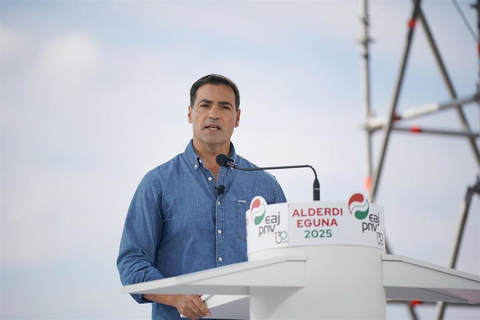 El lehendakari, Imanol Pradales, interviene durante la celebración del 'Alderdi Eguna', a 28 de septiembre de 2025, en Foronda, Álava