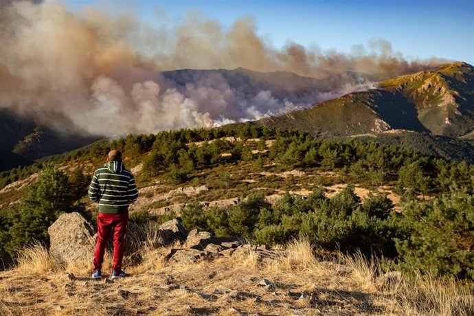 Vista del incendio del entorno del Pico del Lobo, desde el Puerto de la Quesera.