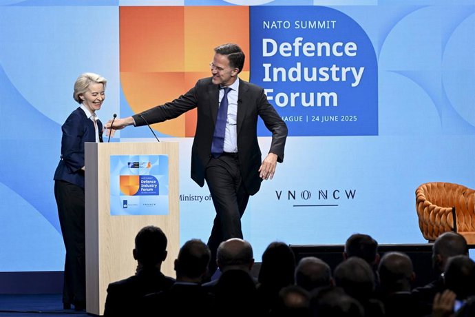 Archivo - Arquivo - 24 de junho de 2025, Holanda, Haia: A presidente da Comissão Europeia, Ursula Von der Leyen (à esquerda), e o secretário-geral da OTAN, Mark Rutte, participam do Fórum da Indústria de Defesa da Cúpula da OTAN (NSDIF) como parte de uma 
