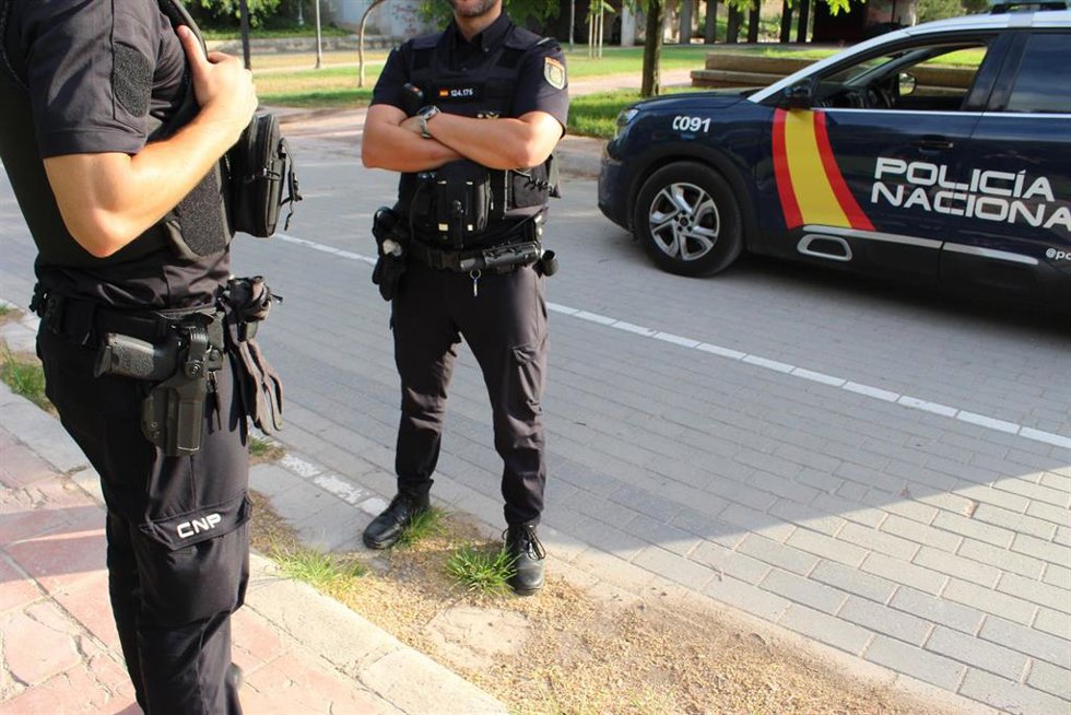Dos agentes de la Policía Nacional