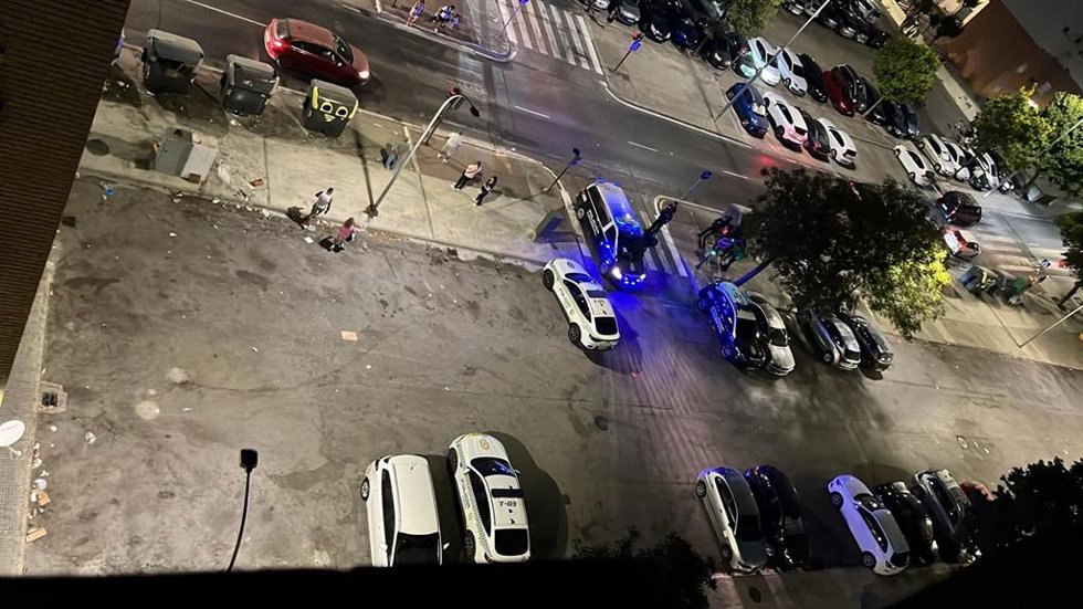 Vehículos policiales en la barriada Constitución de Jerez.