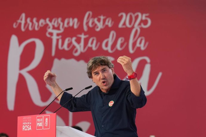 El secretario general del PSE-EE, Eneko Andueza, interviene en la Fiesta de la Rosa
