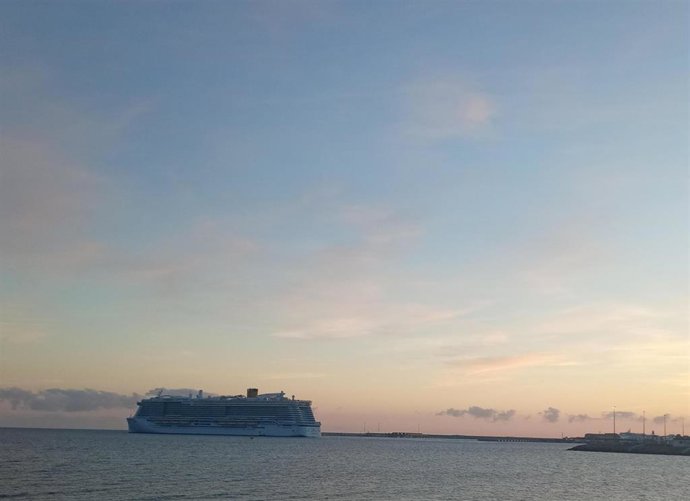 Archivo - Un crucero parte del puerto de Palma.