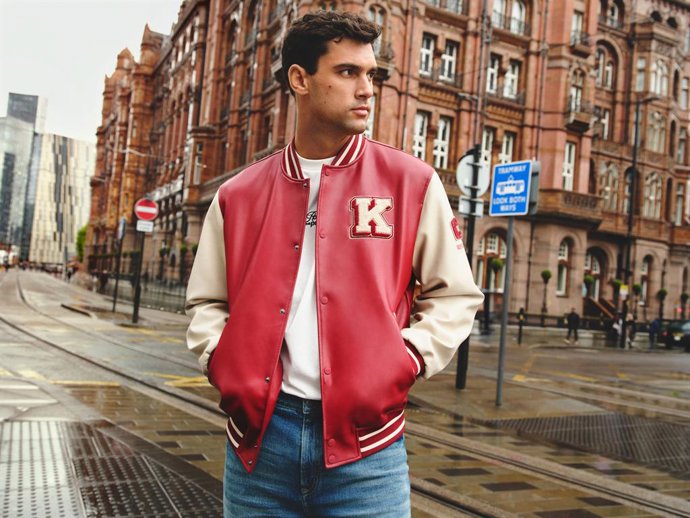 Modelo vistiendo una cazadora Springfield en un look casual de temporada