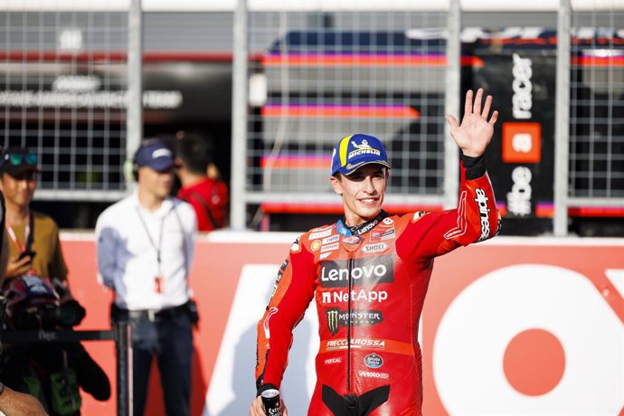 27 de setembro de 2025, Motegi, Prefeitura de Tochigi, Japão: Marc Marquez, piloto da equipe Ducati Lenovo, comemora o pódio após a corrida de velocidade no Grande Prêmio Motul do Japão de 2025,Imagem: 1040927785, Licença: Rights-managed, Restrictions: , 