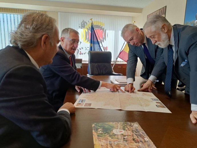 El director general de Turismo y Hostelería, Jorge Moncada; el consejero de Medio Ambiente y Turismo, Manuel Blasco; el director de la OET en Tokio, Enrique Ruiz de Lera; y el ministro consejero de la Embajada de España, Miguel Gómez de Aranda.