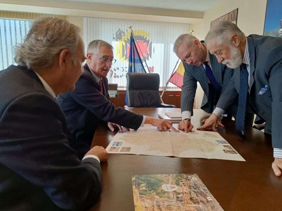El director general de Turismo y Hostelería, Jorge Moncada; el consejero de Medio Ambiente y Turismo, Manuel Blasco; el director de la OET en Tokio, Enrique Ruiz de Lera; y el ministro consejero de la Embajada de España, Miguel Gómez de Aranda.