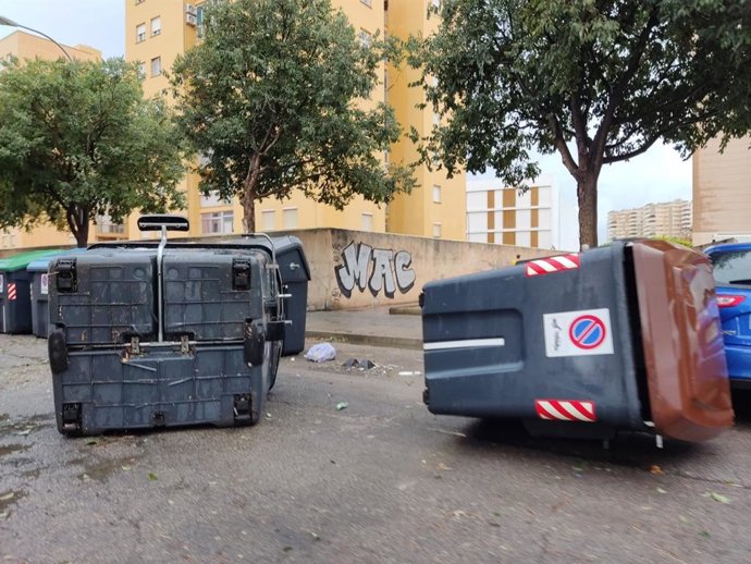 Archivo - Contenedores de basura volcados después de una tormenta en Palma, a 27 de agosto de 2023.