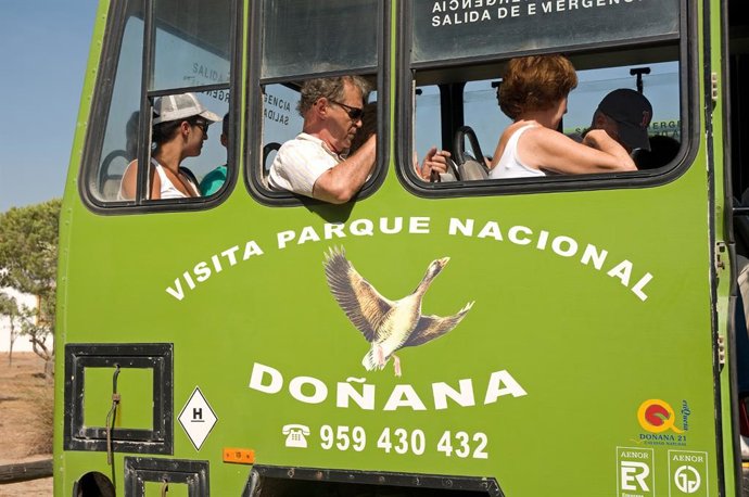 Archivo - Turistas en Doñana.
