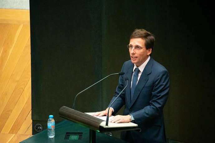 El alcalde de Madrid, José Luis Martínez-Almeida, durante una sesión ordinaria del Pleno Municipal, en el Palacio de Cibeles, a 30 de septiembre de 2025, en Madrid (España).