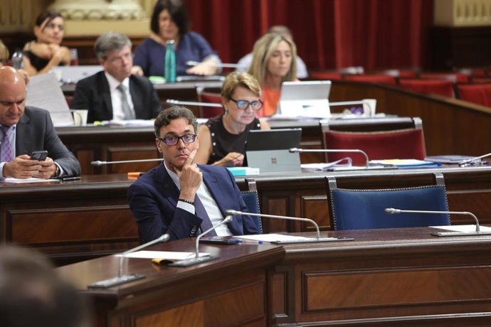 Archivo - El conseller de Economía, Hacienda e Innovación, Antoni Costa, durante un debate de presupuestos autonómicos en el Parlament Balear.