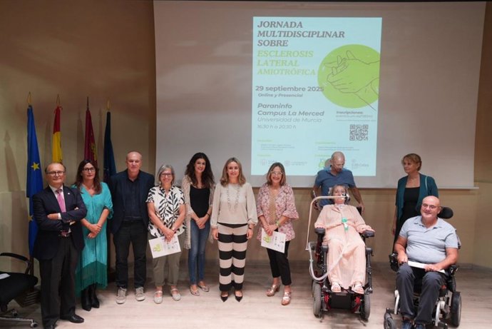 La consejera de Política Social, Familias e Igualdad, Conchita Ruiz, junto con personas con ELA y asistentes a la Jornada Multidisciplinar sobre ELA celebrada ayer en la Universidad de Murcia
