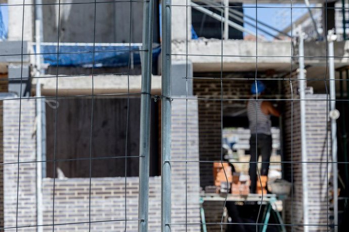 Archivo - Imagen de archivo de un obrero trabajando en la construcción de un edificio de viviendas.