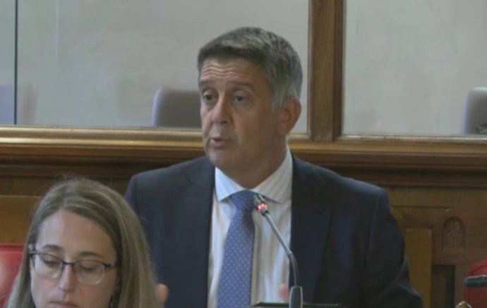 El diputado del Grupo Parlamentario Popular, Manuel Cifuentes Corujo, interviene en la  Comisión de Movilidad, Medio Ambiente y Gestión de Emergencia.