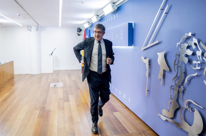 Archivo - El portavoz del PSOE en el Congreso, Patxi López, a su salida de una rueda de prensa posterior a la Junta de Portavoces, a 16 de enero de 2024, en Madrid (España).