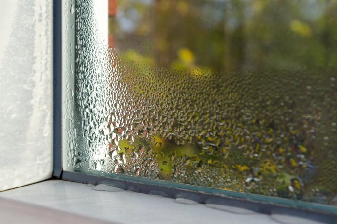 Archivo - Window with water drops closeup, frame inside, selective focus