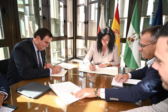 La alcaldesa de Almería, María del Mar Vázquez, y el director del Servicio Municipal de Limpieza Urbana y Playas de Acciona, Javier López, durante la firma del convenio de colaboración dentro de la Estrategia Eracis+.