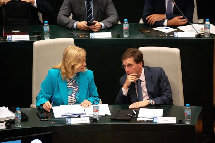 La vicealcaldesa de Madrid, Inmaculada Sanz y el alcalde de Madrid, José Luis Martínez-Almeida, durante una sesión ordinaria del Pleno Municipal