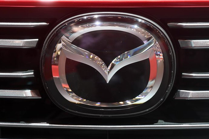 Archivo - FILED - 06 March 2019, Switzerland, Geneva: A view of a Mazda logo during the 89th Geneva Motor Show. Photo: Uli Deck/dpa