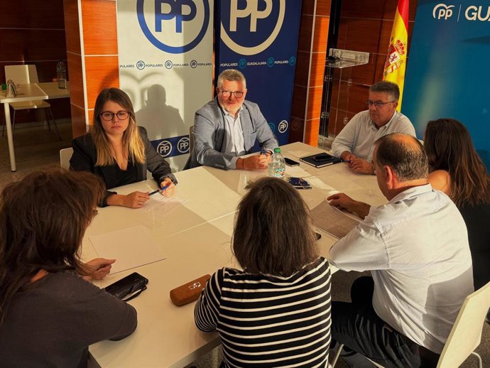 Reunión entre diputados del PP en las Cortes de C-LM y profesionales de la Unidad de Larga Estancia de Salud Mental.