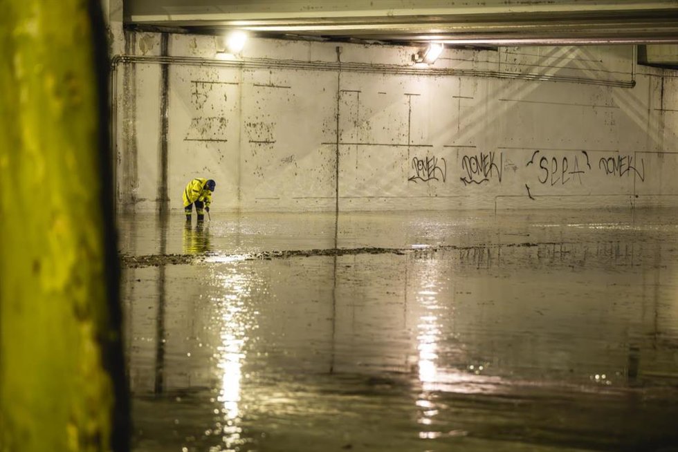 Un operario trabaja en un túnel lleno de agua en la Avenida ranillas, 28 de septiembre de 2025, en Zaragoza, Aragón (España). 