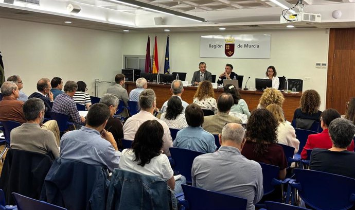 El consejero de Medio Ambiente, Universidades, Investigación y Mar Menor, Juan María Vázquez, acompañado por el secretario general del CSN, Pablo Martín González, da la bienvenida a los inspectores del Consejo de Seguridad Nuclear (CSN)