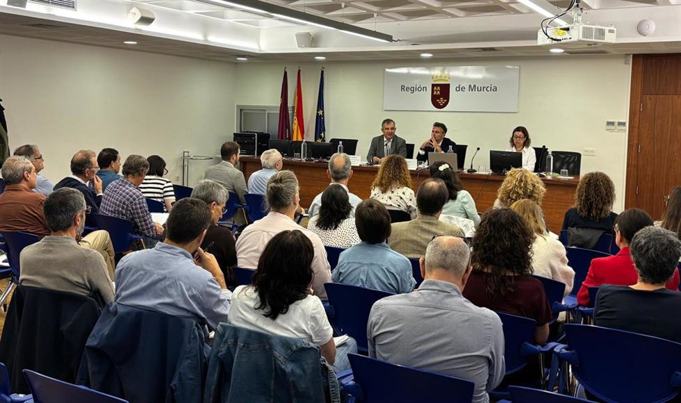 El consejero de Medio Ambiente, Universidades, Investigación y Mar Menor, Juan María Vázquez, acompañado por el secretario general del CSN, Pablo Martín González, da la bienvenida a los inspectores del Consejo de Seguridad Nuclear (CSN)