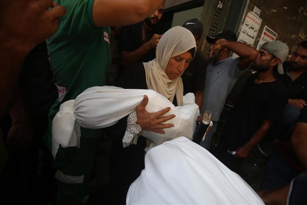 Archivo - Una palestina con el cadáver de un adolescente fallecido por hambre y desnutrición en medio de la ofensiva militar de Israel contra la Franja de Gaza (archivo)