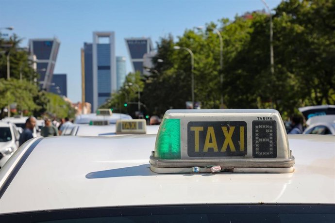 Archivo - Taxis parados en el Paseo de la Castellana, durante una marcha de taxis en el Paseo de la Castellana, a 28 de mayo de 2025, en Madrid (España). La Federación Profesional del Taxi de Madrid (FPTM) ha convocado una marcha de taxistas en la capital