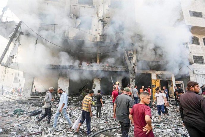 Una columna de humo sale de un edificio atacado por fuerzas israelíes en la Franja de Gaza