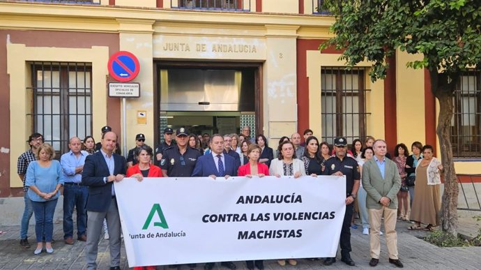 Minuto de silencio en la Delegación del Gobierno andaluz por la víctima de violencia machista en Sevilla Este